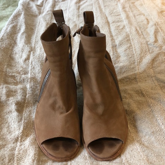 Dolce Vita Nubuck Leather Block Heel Sandals - Picture 2 of 3